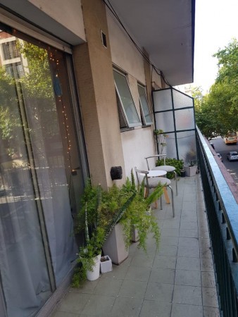 Departamento dos ambientes con balcón a la calle.