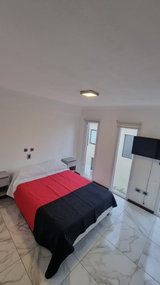 ALQUILER  TEMPORADA  SIERRA DE LOS PADRES  - CHALET  MODERNO CON PILETA, GRAN PARQUE,  ZONA 5 ESQUINAS 