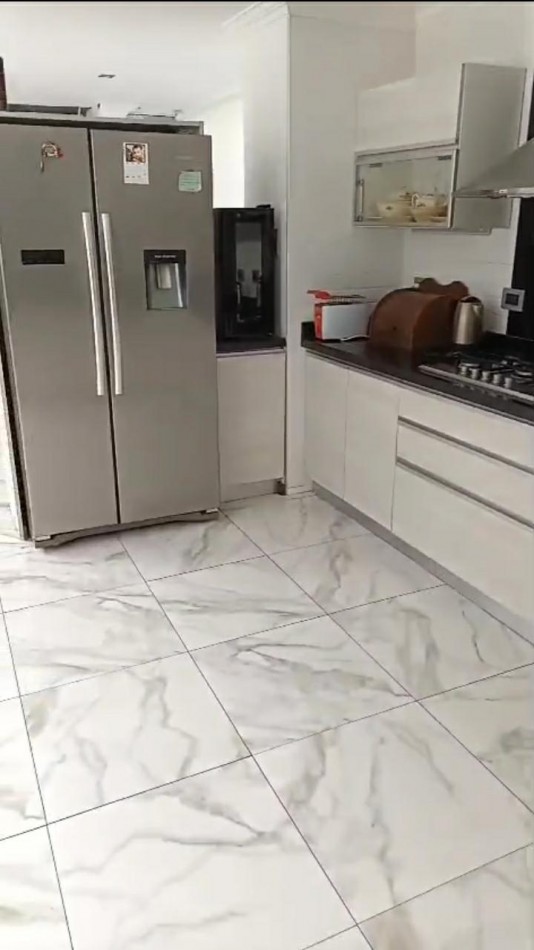 ALQUILER  TEMPORADA  SIERRA DE LOS PADRES  - CHALET  MODERNO CON PILETA, GRAN PARQUE,  ZONA 5 ESQUINAS 